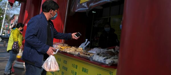 Un hombre compra comida en Pekín, China - Sputnik Mundo