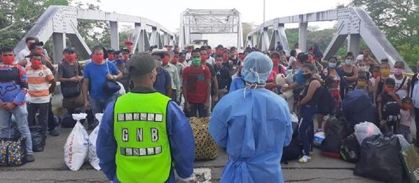 Ingreso de migrantes venezolanos por el puente fronterizo José Antonio Paéz - Sputnik Mundo