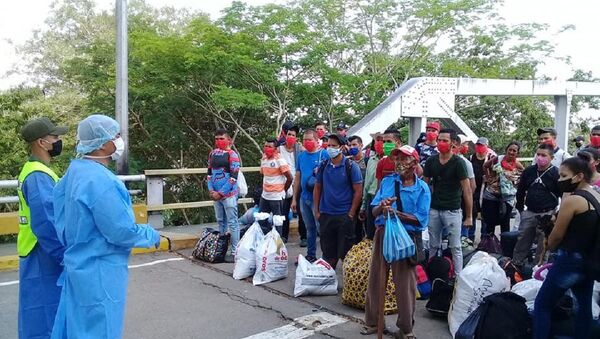 Ingreso de migrantes venezolanos por el puente fronterizo José Antonio Paéz Ingreso de migrantes venezolanos por el puente fronterizo José Antonio Paéz - Sputnik Mundo