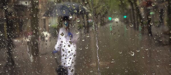 Sanitario camina por las calles de España - Sputnik Mundo