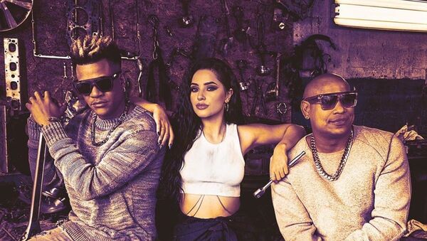 Becky G junto a los integrantes de Gente de Zona - Sputnik Mundo