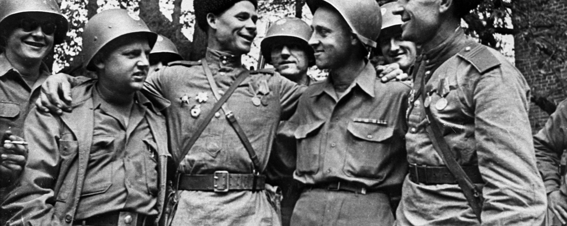 Encuentro entre soldados estadounidenses y soviéticos en el río Elba Encuentro entre soldados estadounidenses y soviéticos en el río Elba - Sputnik Mundo, 1920, 10.04.2021