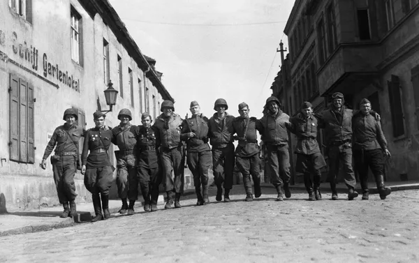 Soldados estadounidenses y soviéticos en la ciudad de Torgau Soldados estadounidenses y soviéticos en la ciudad de Torgau - Sputnik Mundo