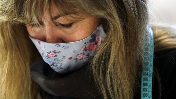Una diseñadora española fabricando mascarillas - Sputnik Mundo
