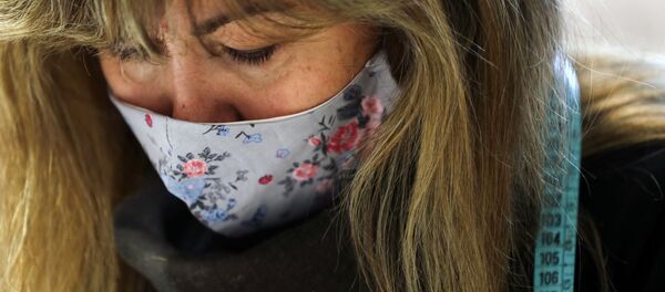 Una diseñadora española fabricando mascarillas - Sputnik Mundo