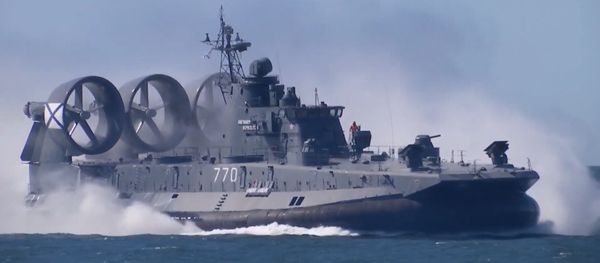 Del mar y del aire a la tierra: la infantería rusa de marina muestra todas sus destrezas  - Sputnik Mundo