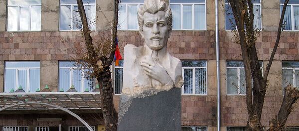 El busto de Rubén Sevak - Sputnik Mundo