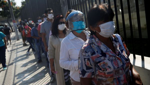 Personas en mascarillas durante el brote de coronavirus en Perú Personas en mascarillas durante el brote de coronavirus en Perú - Sputnik Mundo