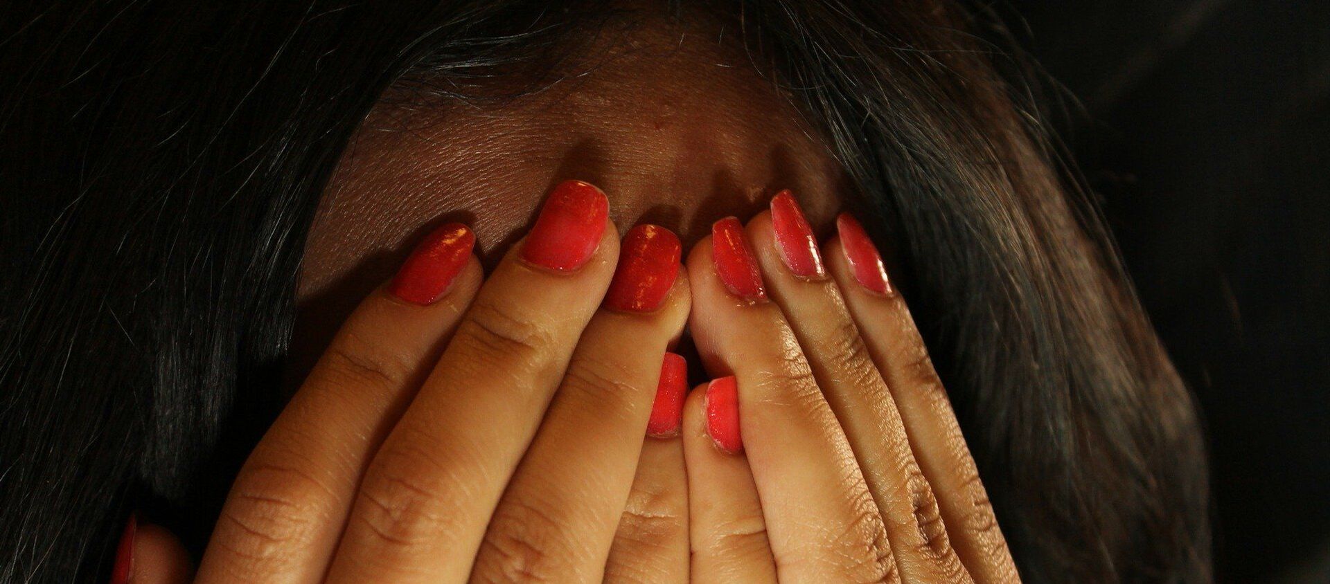 Mujer se tapa la cara con las manos // Pixabay / Octavio López - Sputnik Mundo, 1920, 24.04.2020