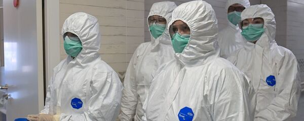 Médicos rusos en trajes de protección - Sputnik Mundo