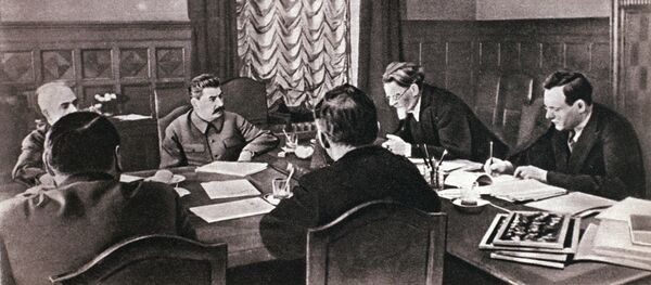 Iósif Stalin, líder soviético, en la reunión junto con el alto mando de la URSS - Sputnik Mundo