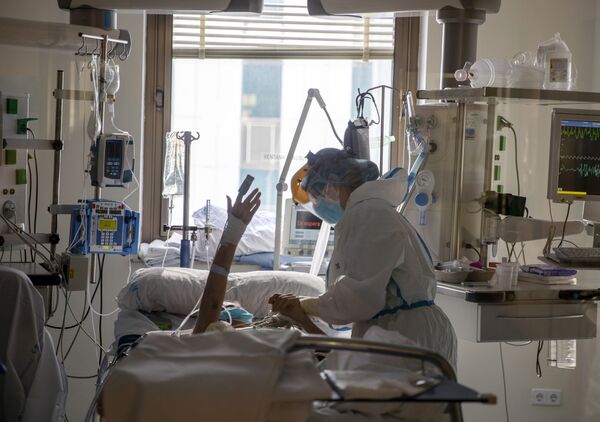 Paciente con coronavirus en el hospital Ramon y Cajal de Madrid (España) - Sputnik Mundo