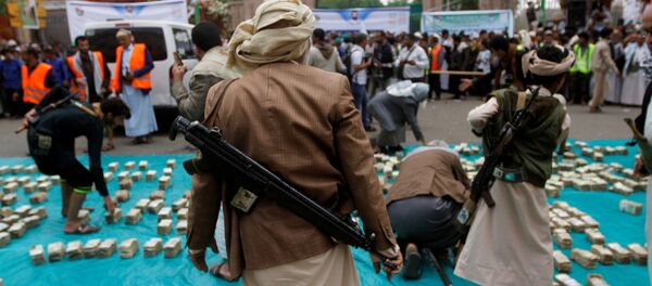 Un seguidor de los rebeldes hutíes carga un arma en Sanaa, Yemen Un seguidor de los rebeldes hutíes carga un arma en Sanaa, Yemen - Sputnik Mundo