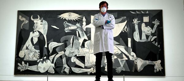 Jorge García Gómez-Tejedor, jefe del departamento de restauración, posa delante del Guernica en el cerrado Museo Reina Sofía de Madrid Jorge García Gómez-Tejedor, jefe del departamento de restauración, posa delante del Guernica en el cerrado Museo Reina Sofía de Madrid - Sputnik Mundo