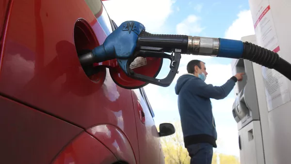 Un hombre tanquea el coche en una gasolinera