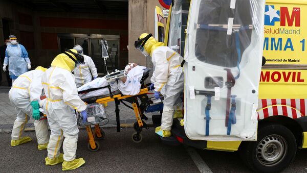Médicos españoles con un paciente que padece del coronavirus - Sputnik Mundo