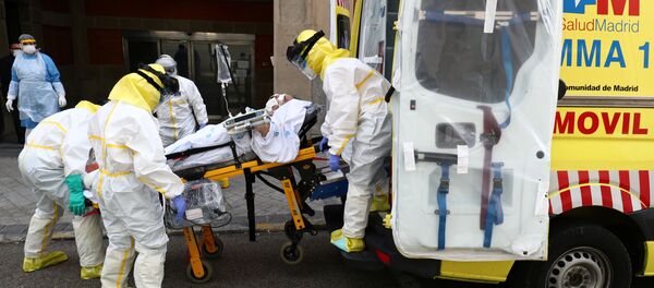 Médicos españoles con un paciente que padece del coronavirus - Sputnik Mundo