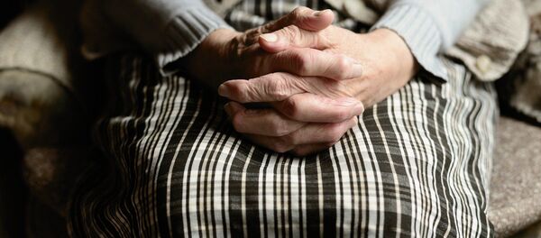 Manos de una anciana - Sputnik Mundo