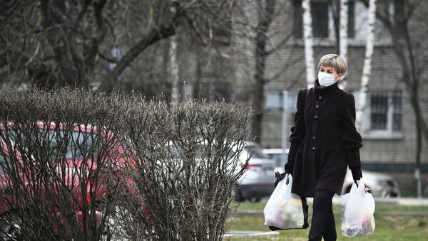 Una mujer en mascarilla - Sputnik Mundo