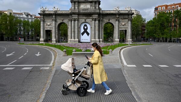 Primer paseo niños durante confinamiento - Sputnik Mundo