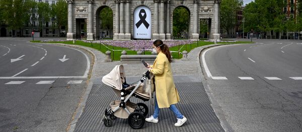 Primer paseo niños durante confinamiento - Sputnik Mundo