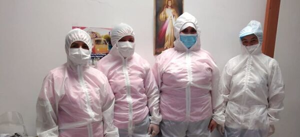 Trabajadores con trajes antifluídos diseñados por la fundación Maryos - Sputnik Mundo