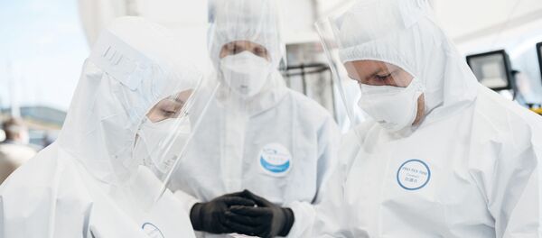 Unos médicos con mascarillas en Polonia - Sputnik Mundo