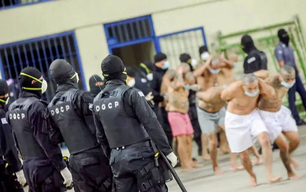 Mezcla de pandillas en una prisión de El Salvador Mezcla de pandillas en una prisión de El Salvador - Sputnik Mundo