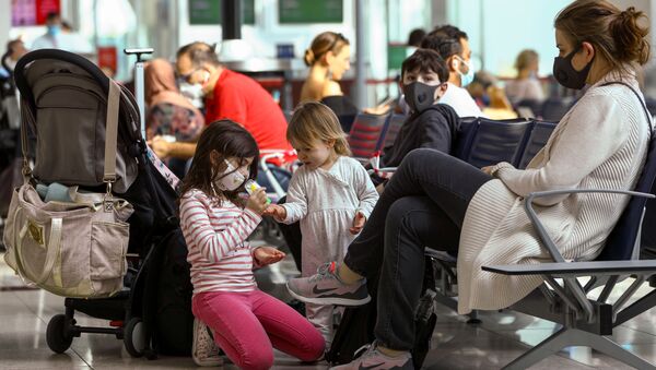 Pasajeros de un aeropuerto Pasajeros de un aeropuerto - Sputnik Mundo