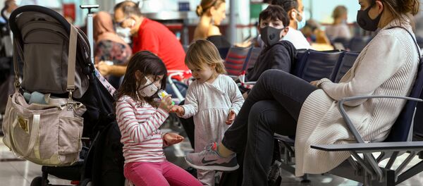 Pasajeros de un aeropuerto - Sputnik Mundo