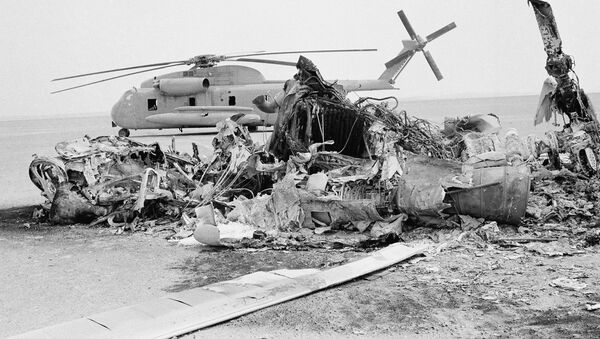 Restos de un helicóptero estadounidense quemado frente a un helicóptero abandonado en Irán, el 27 de abril de 1980 Restos de un helicóptero estadounidense quemado frente a un helicóptero abandonado en Irán, el 27 de abril de 1980 - Sputnik Mundo