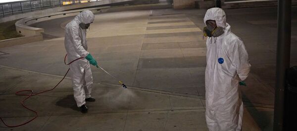 Fumigadores desinfectando las calles de Montevideo, Uruguay, durante el brote de COVID-19 Fumigadores desinfectando las calles de Montevideo, Uruguay, durante el brote de COVID-19 - Sputnik Mundo