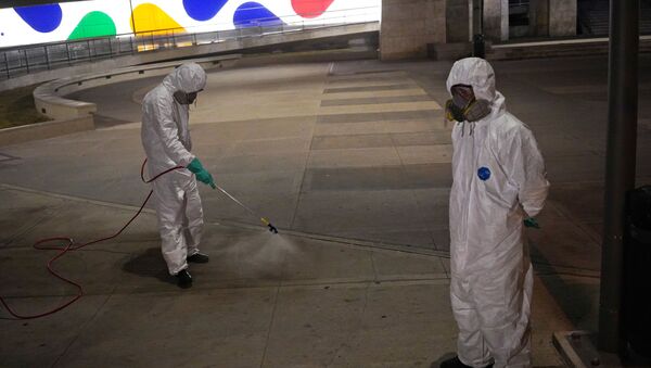 Fumigadores desinfectando las calles de Montevideo, Uruguay, durante el brote de COVID-19 - Sputnik Mundo