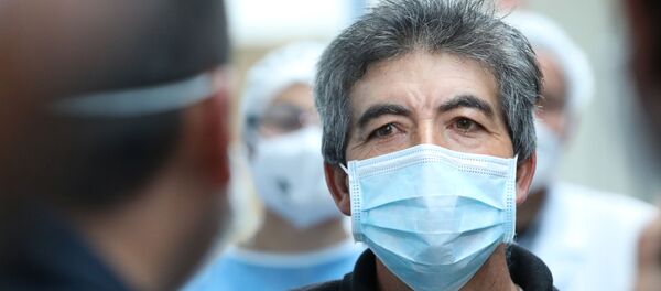 Hombre con mascarilla en Suesca, Colombia - Sputnik Mundo