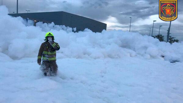 Bombero salva a un trabajador atrapado entre espuma en Zaragoza - Sputnik Mundo