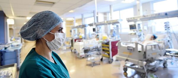Una enfermera en un hospital de Italia - Sputnik Mundo