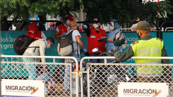 Migrantes venezolanos en la frontera entre Colombia y Venezuela Migrantes venezolanos en la frontera entre Colombia y Venezuela - Sputnik Mundo