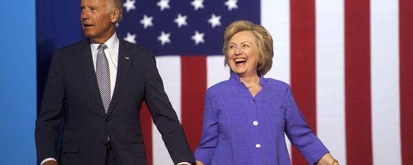 La exsecretaria de Estado de EEUU, Hillary Clinton, junto al exvicepresidente y candidato presidencial Joe Biden - Sputnik Mundo