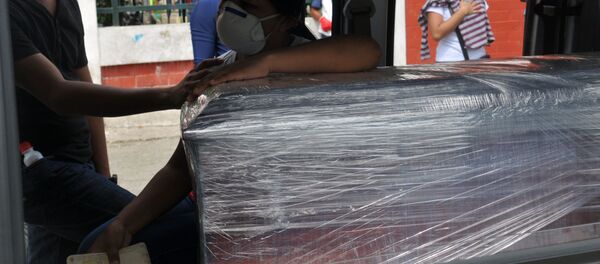 Transporte de un ataúd en Guayaquil, Ecuador - Sputnik Mundo