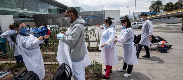 Personal sanitario en la entrada del aeropuerto de Bogotá, Colombia - Sputnik Mundo