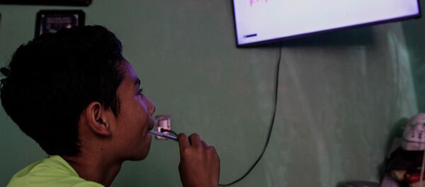 Un niño toma clases virtuales por televisión (imagen referencial) - Sputnik Mundo