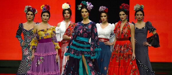 Las modelos presentan las creaciones de Teressa Ninú en el SIMOF 2020 en Sevilla - Sputnik Mundo