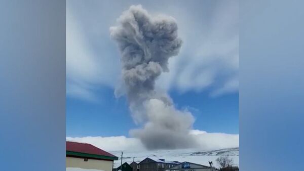 Un volcán ruso cubre de cenizas una ciudad cercana - Sputnik Mundo