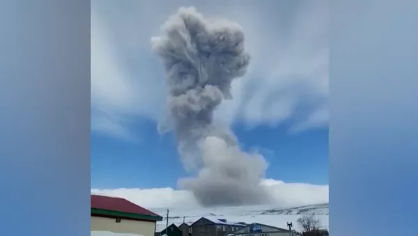 Un volcán ruso cubre de cenizas una ciudad cercana - Sputnik Mundo