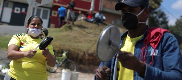 Colombianos protestan golpeando cacerolas en plena pandemia de COVID-19 Colombianos protestan golpeando cacerolas en plena pandemia de COVID-19 - Sputnik Mundo