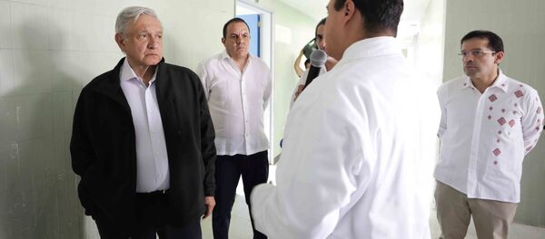 El presidente de México, Andrés Manuel López Obrador, en una clínica en el estado de Morelos, el 4 de abril de 2020 - Sputnik Mundo