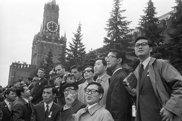 Paz, trabajo y demostraciones: el Primero de Mayo en la URSS - Sputnik Mundo