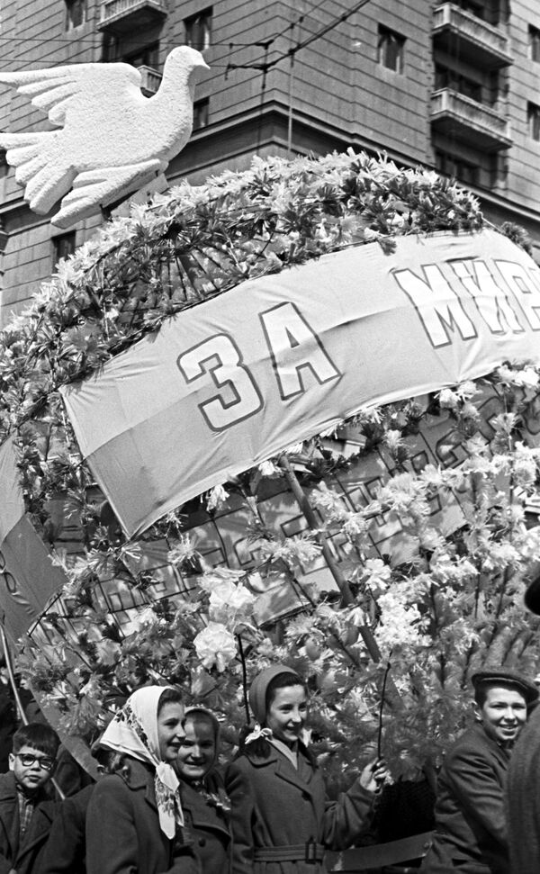 Paz, trabajo y demostraciones: el Primero de Mayo en la URSS - Sputnik Mundo