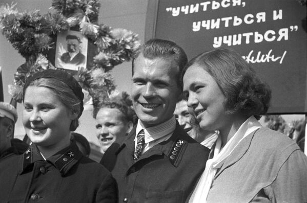 Paz, trabajo y demostraciones: el Primero de Mayo en la URSS - Sputnik Mundo