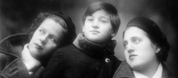 Olvido, a la izquierda. A la derecha, Julia, otra cuidadora. En el centro, una niña, Milagros - Sputnik Mundo